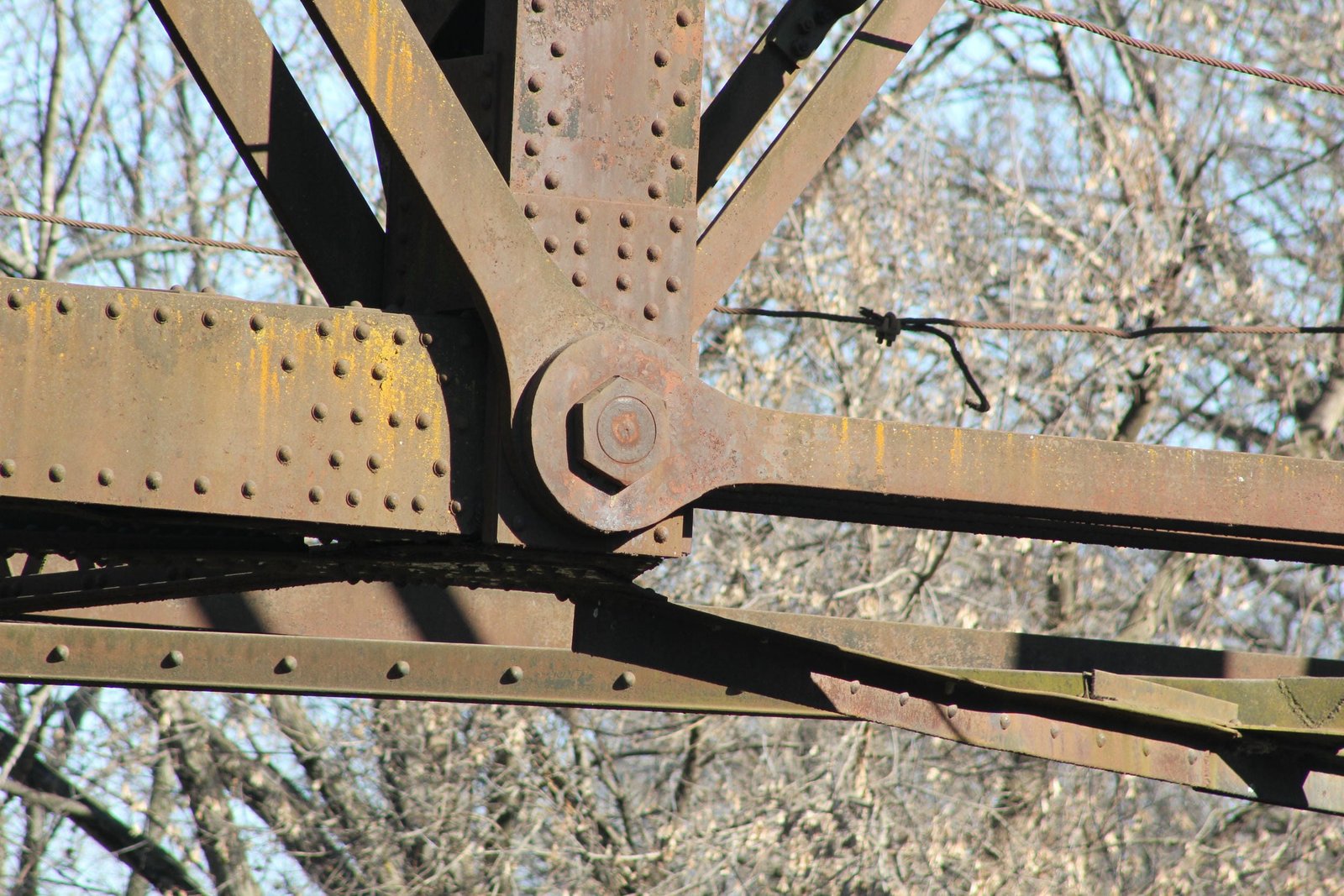 Lower connection